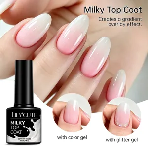 Détail du vernis top coat laiteux montrant un effet de dégradé blanc doux sur ongles.