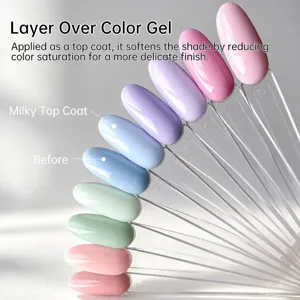 Gros plan montrant l'effet adoucissant du top coat laiteux sur le vernis à ongles