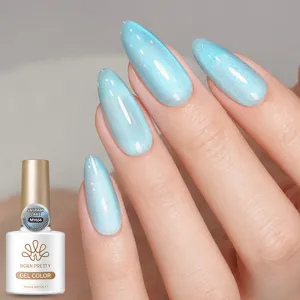 Gedetailleerde weergave van ijsblauwe cat-eye gel nagellak op lange amandelvormige nagels.