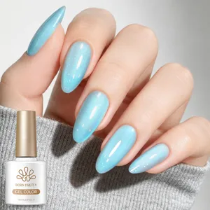 Professionele macrodetail van glinsterende ijsblauwe cat-eye gelnagellak op nagels