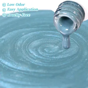 Macro-opname van de glinsterende textuur van ijsblauwe kattenoog gel nagellak vloeistof
