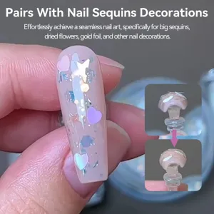 Close-up van nail art met hartjes lovertjes en het effect van de transfer lijm.