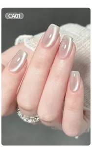 Détail du vernis œil de chat CA01 avec un éclat nacré doux et une finition aqueuse brillante