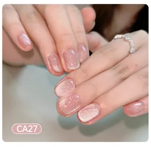 Vue détaillée du vernis à ongles gel rose scintillant effet œil de chat, teinte CA27.
