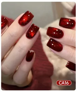 Gros plan de vernis à ongles gel magnétique œil de chat rouge profond avec reflet CA16