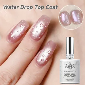 Dettaglio dell'effetto top coat gocce d'acqua 3D sulle unghie con la boccetta del prodotto