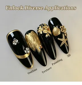 Detailansicht von metallischem Gold-Präge-Nageldesign auf schwarzen Tips mit Texturen