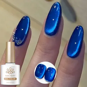 Κοντινό πλάνο του μπλε βερνικιού τζελ cat-eye BORN PRETTY με λαμπερό μαγνητικό εφέ