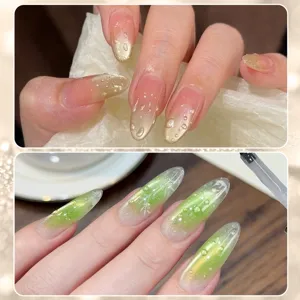 Primo piano dell'effetto top coat a gocce d'acqua 3D su unghie verdi e oro.