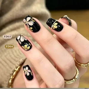Detailaufnahme von 3D-Metall-Relief-Blumen-Nagelkunstgel mit schwarzer Basis.