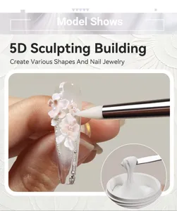 Nahaufnahme von weißem 5D-Modelliergel zur Gestaltung von 3D-Blumen auf langen Kunstnägeln