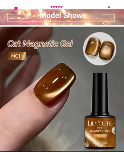 Detailansicht von LILY'CUTE Katzenaugen Magnetgel MC11 mit goldenem Metallic-Glanz auf Nägeln