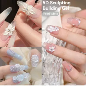 Makrodetail von 3D-perlweißen Blumen, erstellt mit professionellem 5D-Sculpting-Gel-Nagel