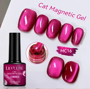 Detailansicht von burgunderrotem Katzenauge Magnet-Gel Nagellack mit Glitzereffekt