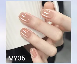 Vista dettagliata dello smalto gel magnetico BORN PRETTY MY05 nude jelly cat eye sulle dita