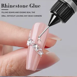 Vue macro de précision de l'application de colle strass pour ongle