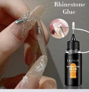Gros plan sur la colle à strass Lily'Cute et le nail art de manucure professionnelle