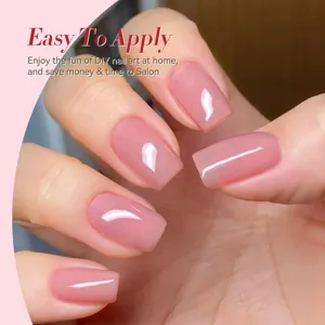 Détail d'un vernis à ongles rose translucide effet gelée brillant sur des ongles carrés élégants