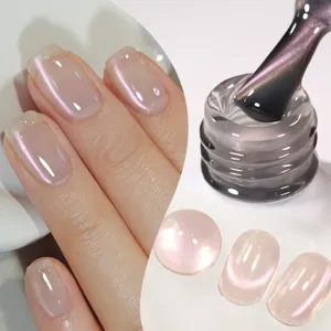 Primo piano di gel unghie cat-eye perlato con lucentezza a specchio e sfumature lilla.