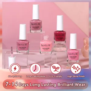 Set de esmaltes de uñas rosa de secado rápido y acabado brillante en expositores.