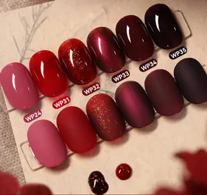 Detalle de esmaltes rojos al agua con acabados brillantes, con purpurina y mate.