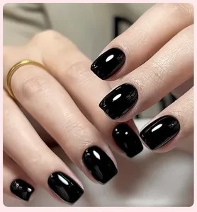 Gros plan sur un vernis à ongles en gel noir brillant 3-en-1 avec effet miroir