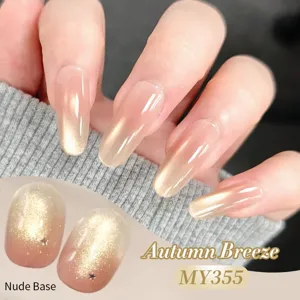 Primo piano dello smalto gel nude cat-eye con effetto magnetico dorato scintillante.