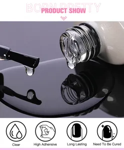 Gros plan détaillé sur la colle de transfert transparente pour ongles effet