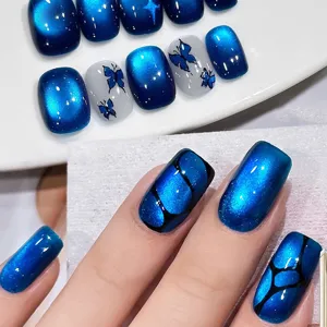 Μακροφωτογραφία μπλε νυχιών gel cat eye με πολωμένη υφή κρυστάλλινης άμμου Rhine Lake