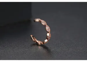 Primo piano di un elegante ear cuff in zircone oro rosa con design smerlato