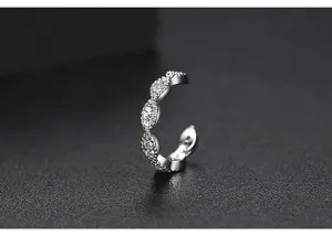 Vista macro dettagliata di un elegante ear cuff color argento con zirconi scintillanti