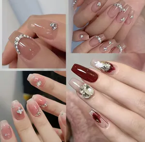 Détail d'ongles professionnels avec décor strass élégant et styles de vernis brillant.
