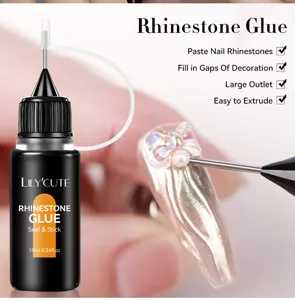 Détail du flacon de colle strass LILY'CUTE et application précise sur un ongle décoré