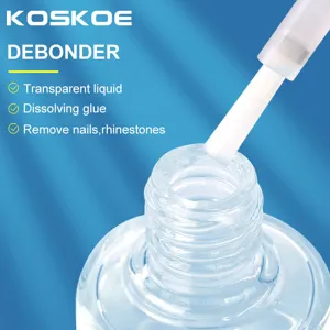Nahaufnahme der Nagelentferner-Bürste und transparenter Flüssigkeit in Glasflasche.