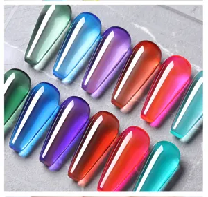 Primo piano di punte di smalto gel UV gelatina traslucida in vari colori vivaci