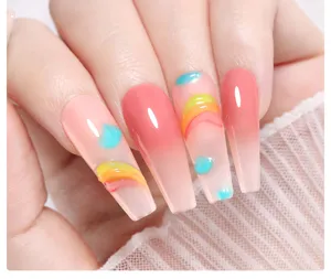 Vista macro dettagliata di unghie nude sfumate con decorazioni nail art 3D arcobaleno.