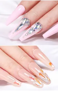Detail van decoratieve steentjes en glitters op lange coffin nagels na het aanbrengen.