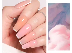 Primo piano di una manicure sfumata nude pink jelly con eleganti punte French bianche