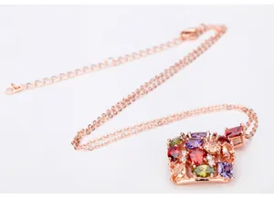 Detailweergave van een elegante roségouden ketting met een veelkleurige CZ-hanger