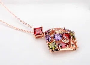 Detailopname van roségouden hanger met kleurrijke zirkonia stenen in verschillende vormen