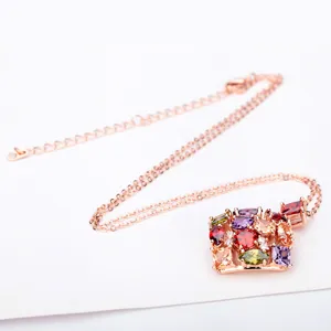 Elegante roségouden ketting met vierkante hanger bezet met kleurrijke zirkonia-stenen.