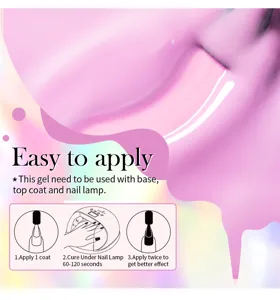 Primo piano della texture dello smalto gel rosa gelatina e guida all'applicazione in tre fasi