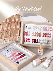 Collection de flacons de vernis à ongles en gelée translucide et nuanciers sous cadres