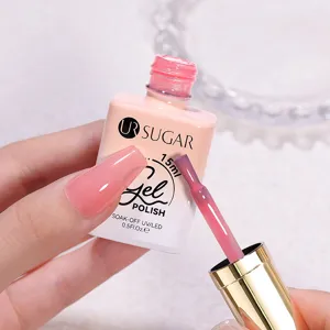 Gros plan du vernis à ongles gel rose nude UR SUGAR 15ml montrant texture et pinceau
