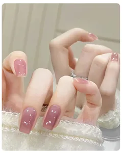 Détail du vernis à ongles gel rose nude translucide avec un fini gelée brillant et lisse.