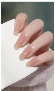 Détail macro d'un vernis à ongles rose nude translucide avec fini ultra brillant