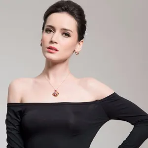 Elegante vergulde ketting met kleurrijke zirkoon hanger set getoond op een vrouwelijk model