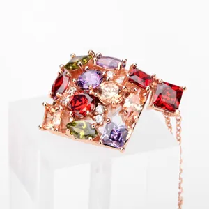 Elegante roségouden ketting met een cluster van levendige veelkleurige zirkonia's.