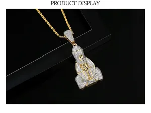 Gros plan détaillé d'un pendentif pharaon hip-hop serti de diamants pour hommes