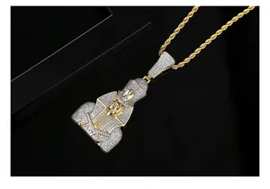 Vue détaillée du luxueux pendentif Pharaon égyptien en or glacé de style hip-hop